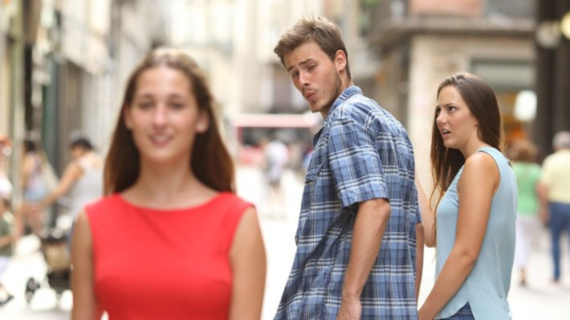 ¿Recuerdas el meme del novio distraído? Chaplin lo hizo primero