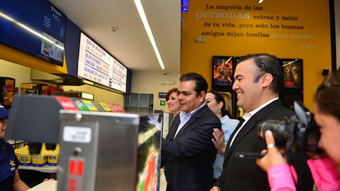 Alcalde de Nuevo Laredo inaugura nuevas salas de Cinepolis