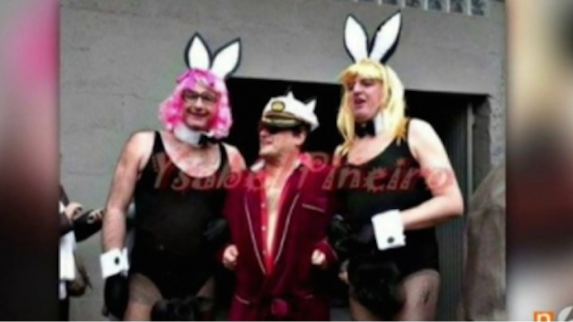 Un Cura de España se disfraza de Hugh Hefner y posa con 'conejitas'