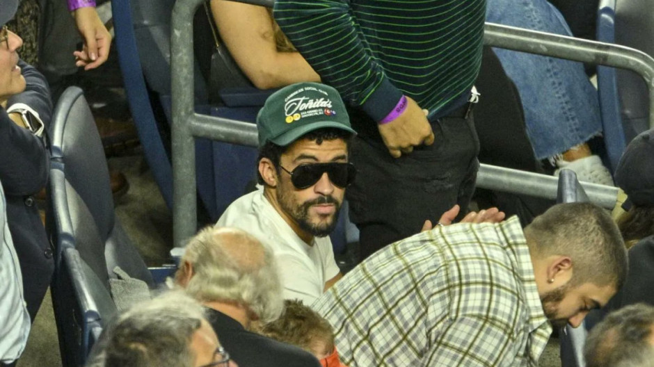 Bad Bunny desata polémica al permanecer sentado durante ‘God Bless America’ en el Yankee Stadium