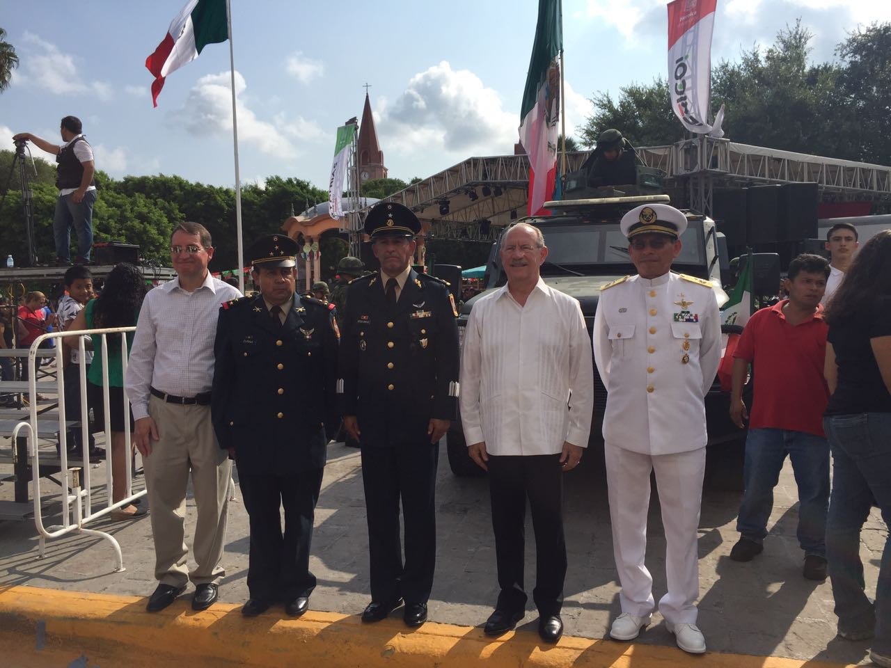 Matamorenses disfrutan desfile militar