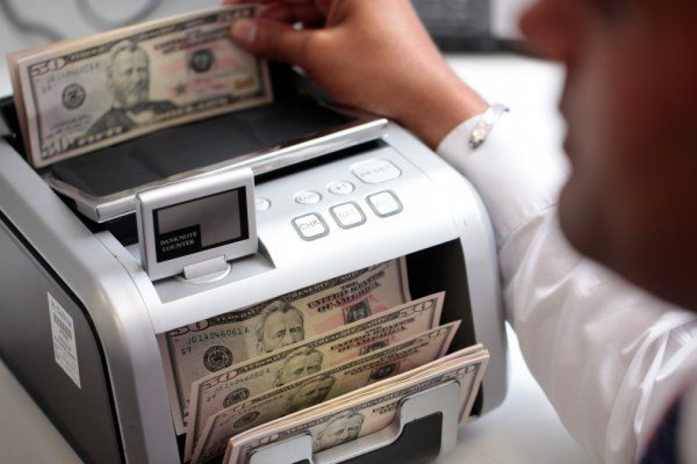 Dólar se vende en 18.60 pesos en el AICM