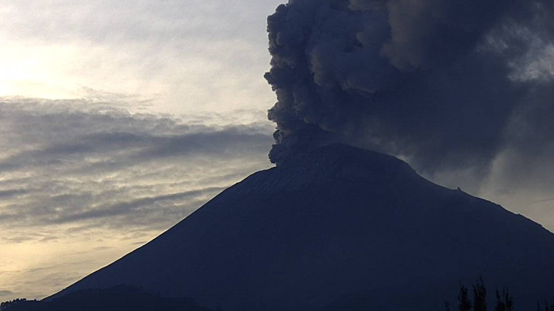 Popocatépetl incrementa actividad, lanza material incandescente