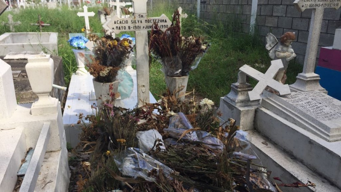 ⁠⁠⁠Ciudadanos se quejan por la maleza y basura en cementerios