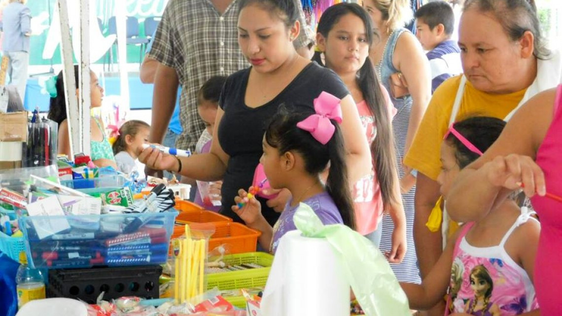 Realizan con éxito "Feria del Regreso a Clases"