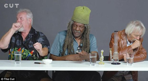 Ancianos fumando marihuana por primera vez