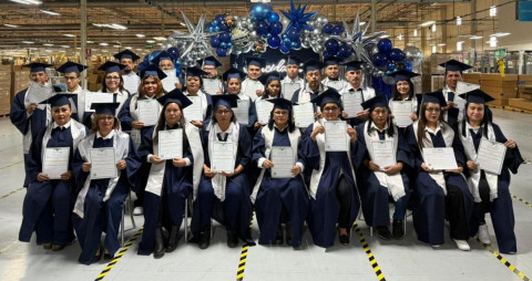 Entrega ITEA certificados de educación secundaria a trabajadores de maquiladora