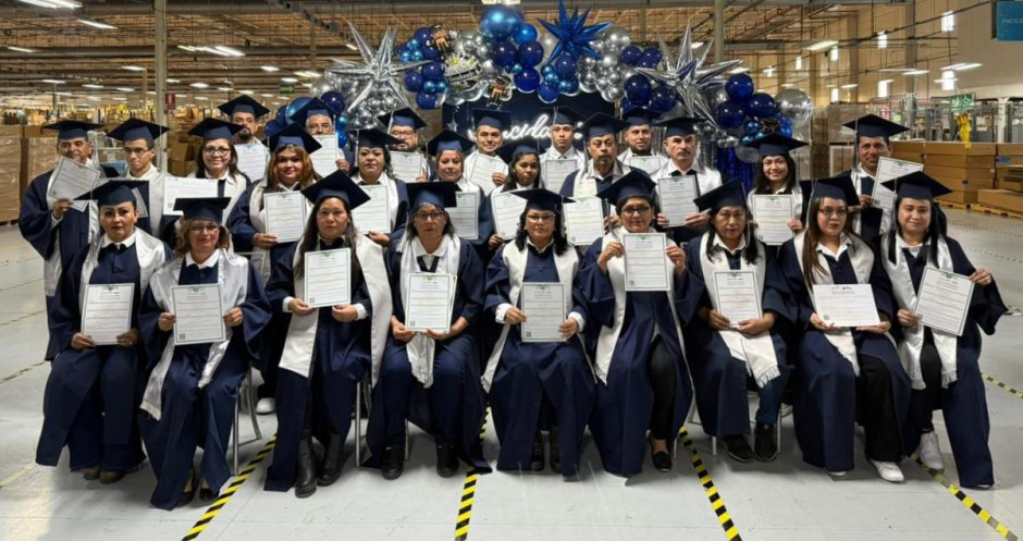 Entrega ITEA certificados de educación secundaria a trabajadores de maquiladora
