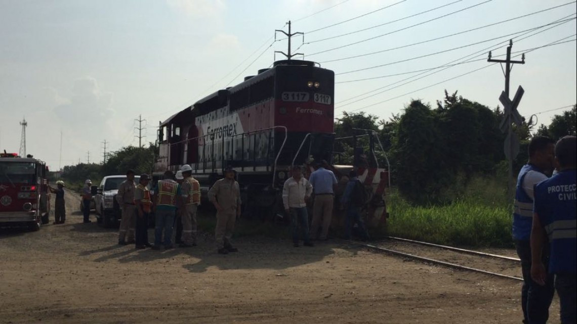 Tren embiste tráiler que transportaba material flamable