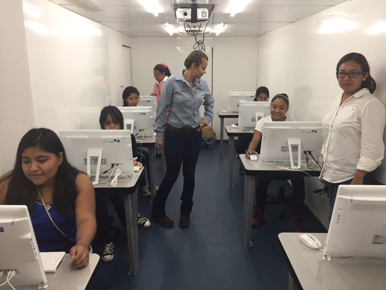 Diputada pone en marcha la Unidad Móvil del Conocimiento