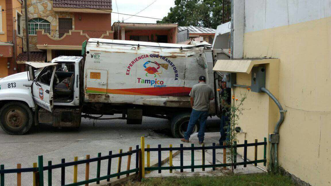 Camión de la basura a  punto de generar socavón