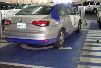 Utiliza auto oficial de Puebla cajón de discapacitados