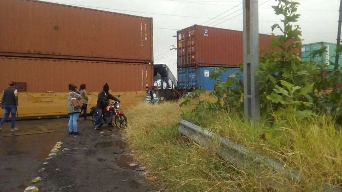 Choque entre camión con jugadores y tren deja dos muertos en Jalisco 