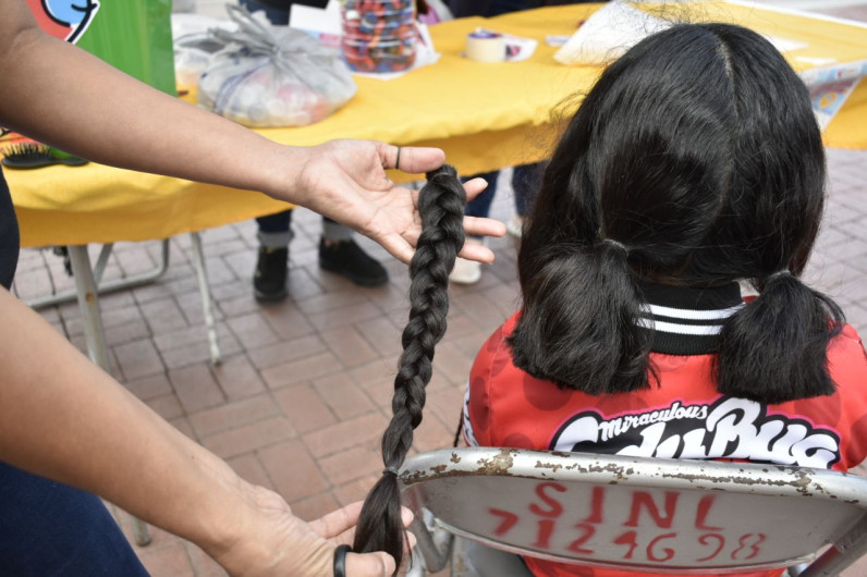 Donan niñas sus trenzas para lucha contra el cáncer