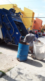 Camiones recolectan basura en el Sector Sur este martes 16