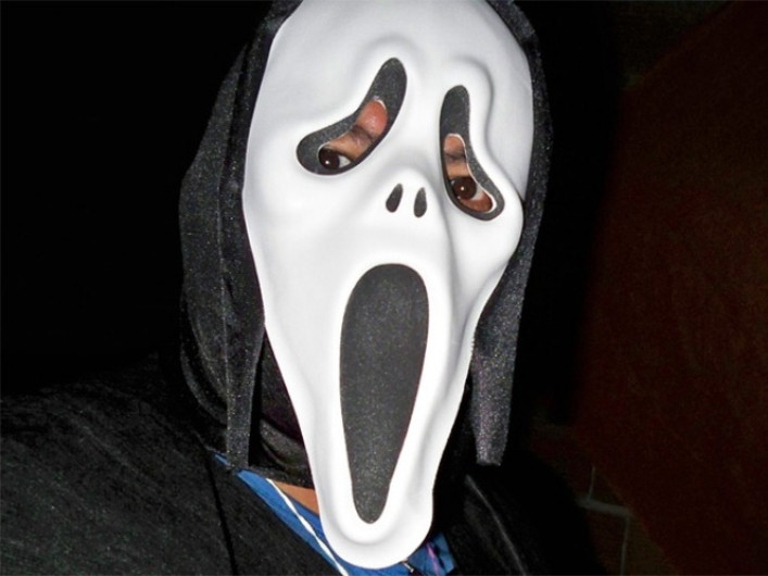 Utiliza asaltante máscara de Scream