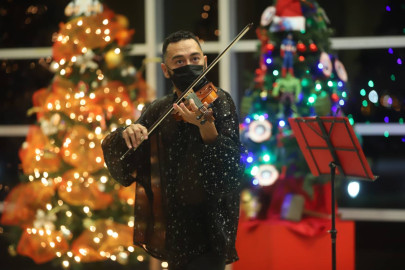 Viven la navidad en el centro cultural con concurso de pinos navideños