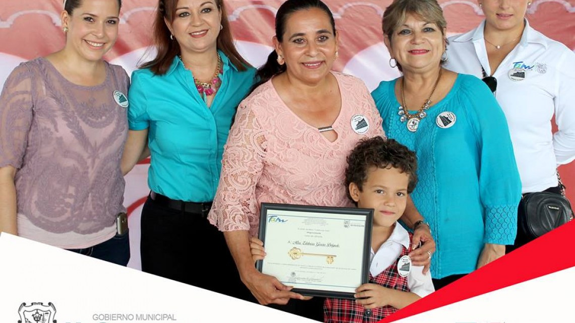 Alcaldesa acude a ceremonia de graduación de Jardín de Niños