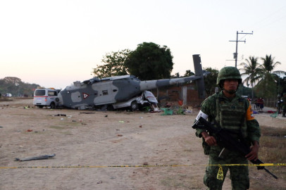 Suman 14 muertos tras accidente de helicóptero militar en Oaxaca