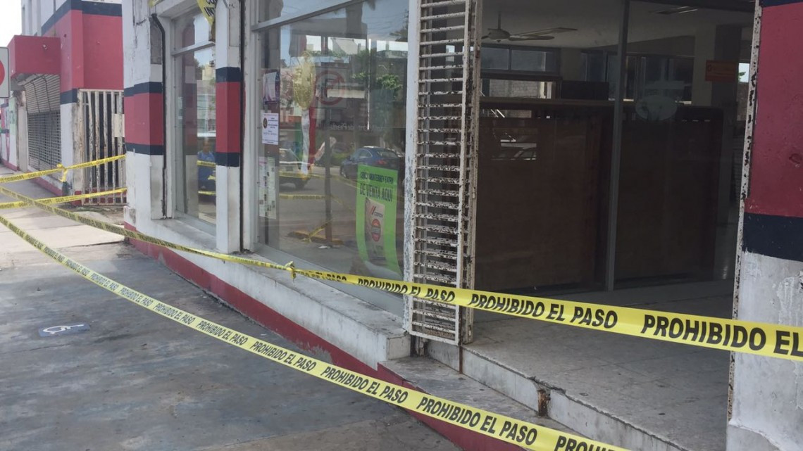 Cae loza de vetusto edificio en zona centro de Madero