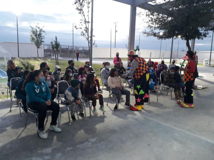 Disfrutan  divertido 'sketch' de payasos en él  'El Progreso'