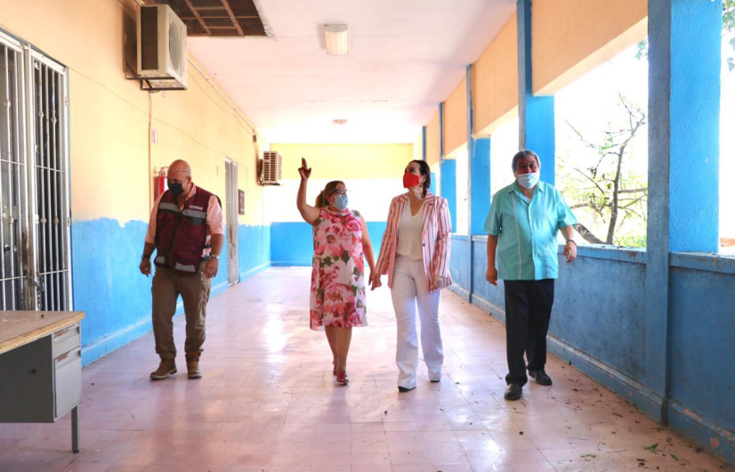 Carmen Lilia Canturosas beneficia a 100 escuelas con campaña de limpieza