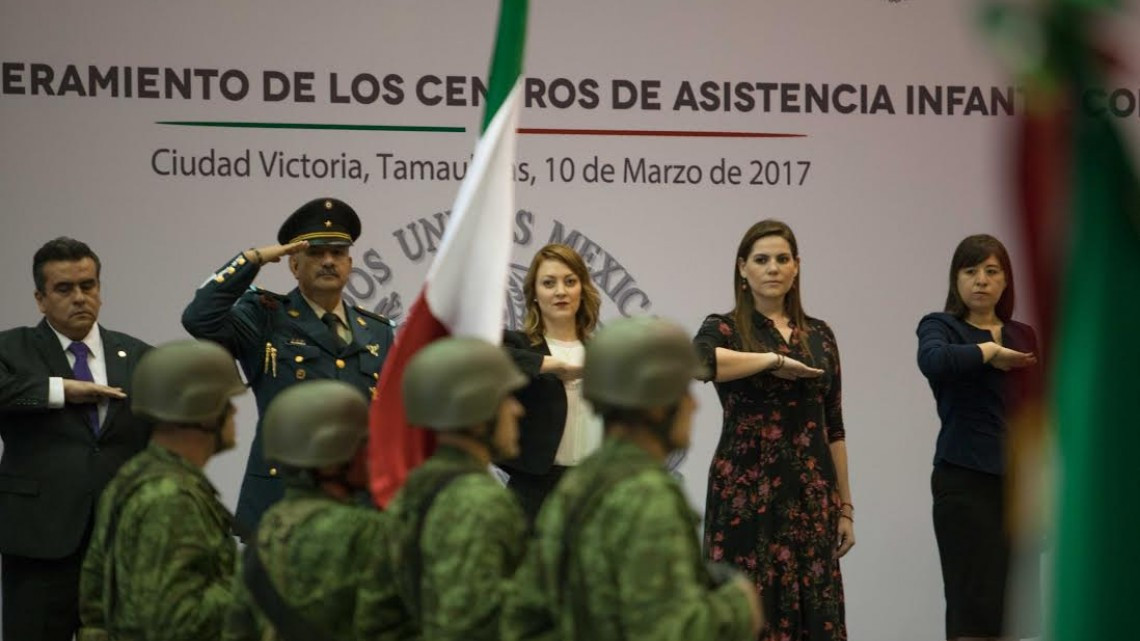 DIF participa en abanderamiento con escoltas de CAIC