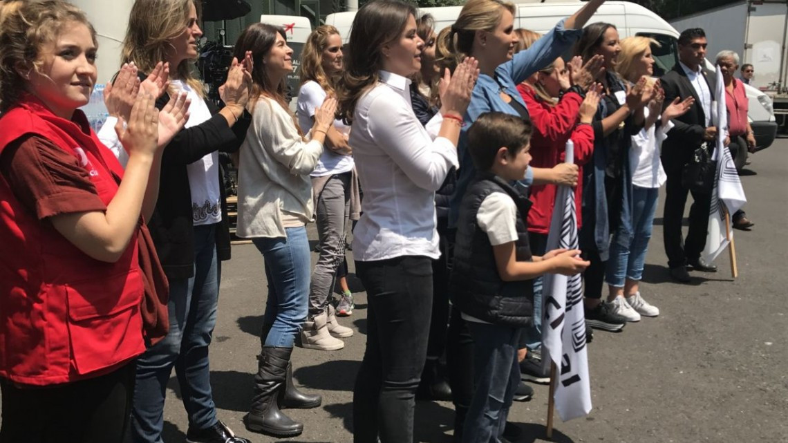 Camiones con despensa parten para apoyo de damnificados