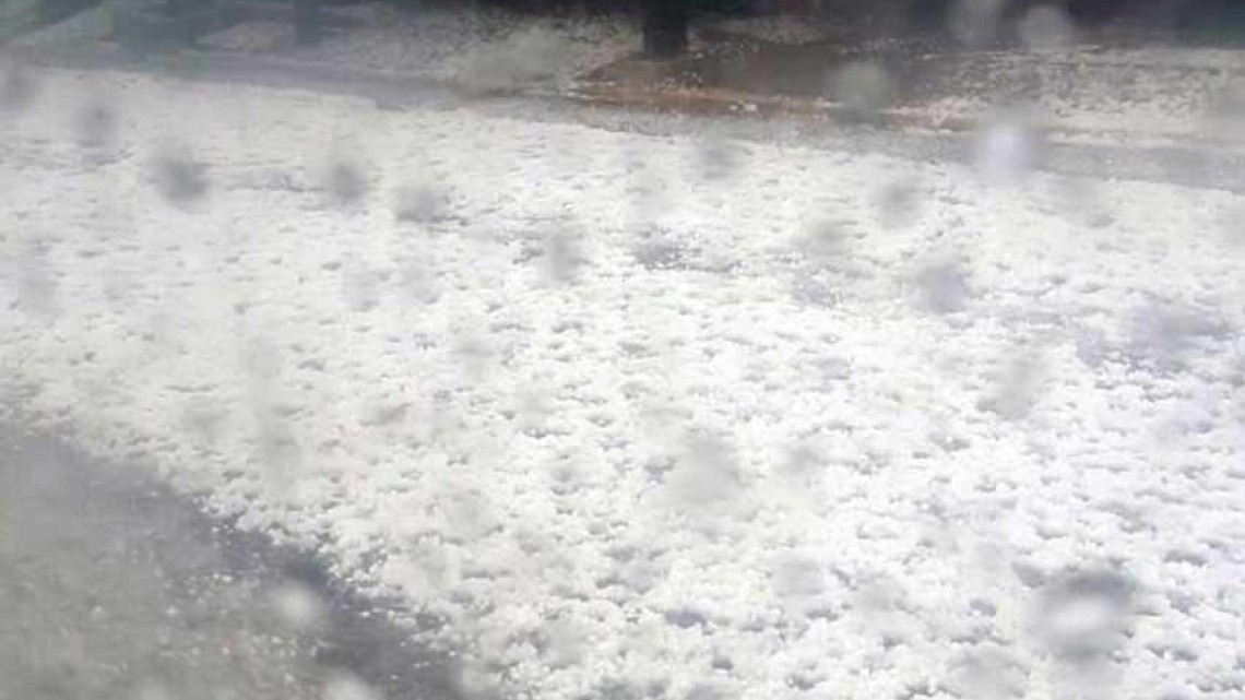 Habitantes de Tultitlan son sorprendidos por granizada 