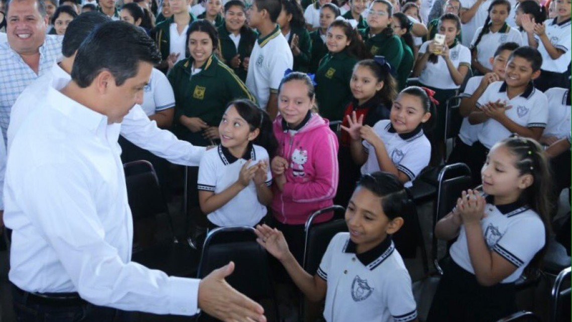 Entrega gobernador más de 96 mil becas en Tamaulipas