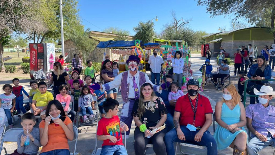 Disfrutan del arte y cultura en el parque viveros