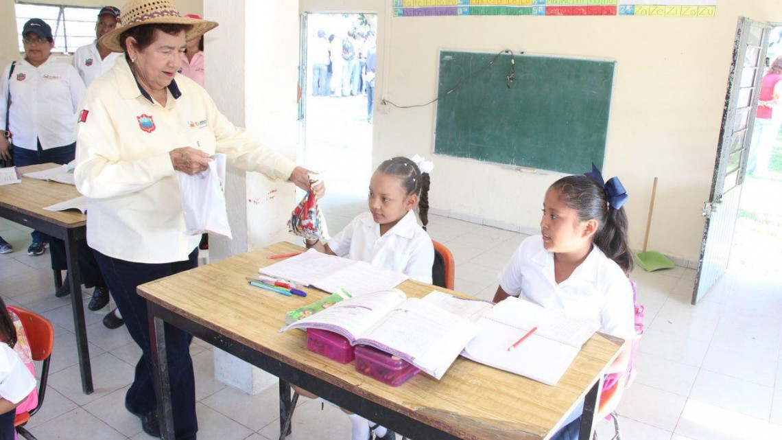 Atiende Magdalena Peraza necesidades del ejido La Isleta