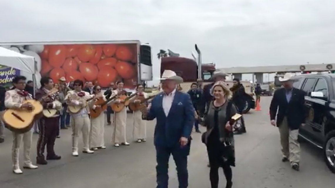 Rinde protesta Sid Miller como Comisionado de Agricultura de Texas