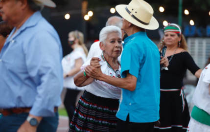 Agradecen neolaredenses los viernes de danzón 