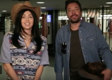 Miley Cyrus y Jimmy Fallon cantan en metro de Nueva York