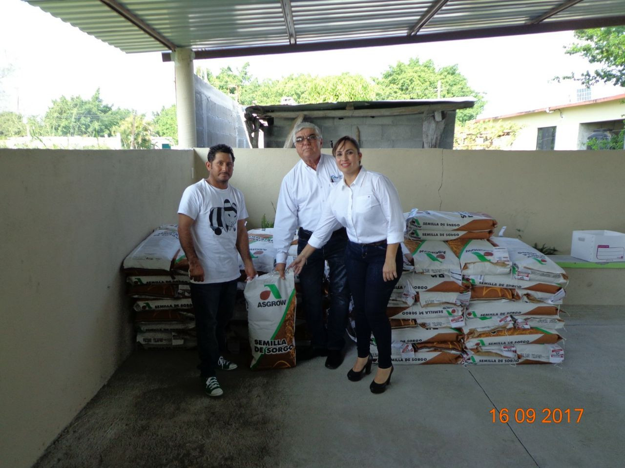 Entregan 10.8 toneladas de semilla de sorgo y frijol en Jiménez
