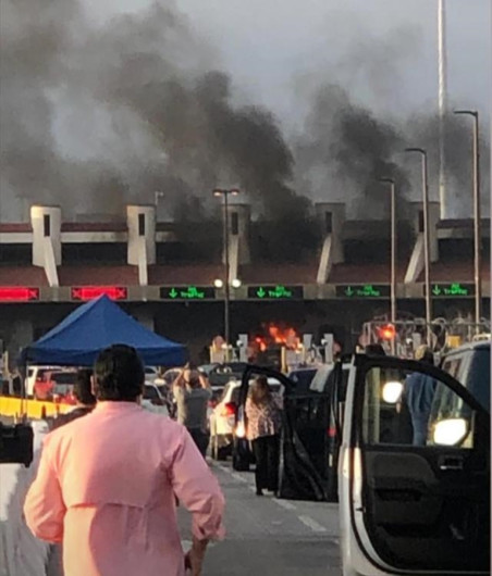 Vehículo se incendia en caseta de Laredo