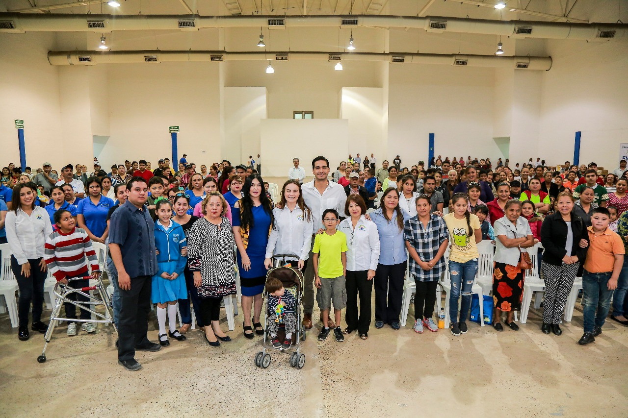 Entrega de lentes beneficia a más de 300 personas