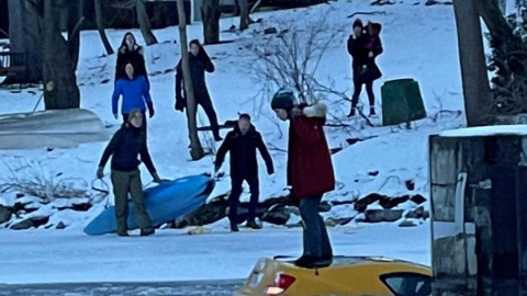 Mujer se hace un 'selfie' mientras su coche se hunde en un río en Canadá