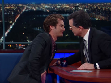 Andrew Garfield y Stephen Colbert comparten beso en TV
