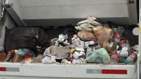 Siguen arrojando desechos domésticos a canales a cielo abierto