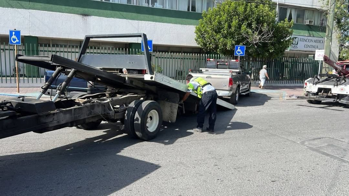 Intensifican operativos para liberar espacios en vía pública y cajones exclusivos