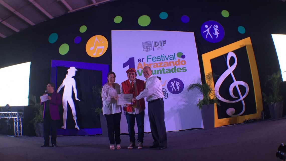 Ratón convive con niños especiales de Matamoros