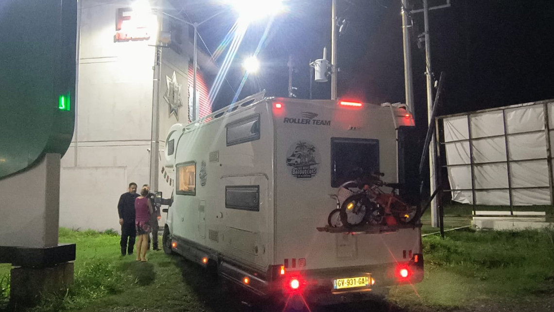 Turistas franceses recorren Tamaulipas en casa rodante y reciben apoyo de la Guardia Estatal