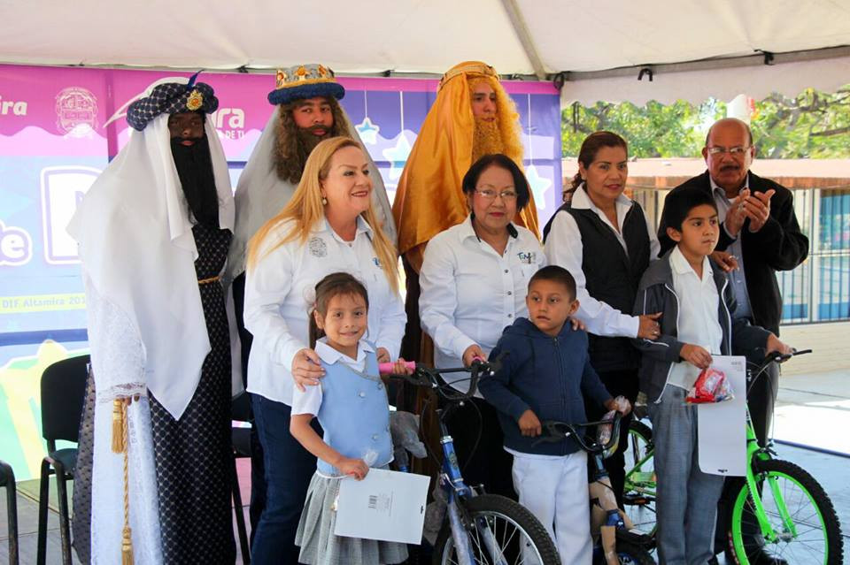 Reyes Magos visitan escuela primaria y CAIC