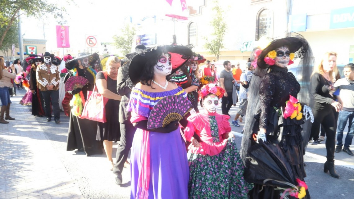 Celebran más de 2 mil personas el "Día de Muertos"