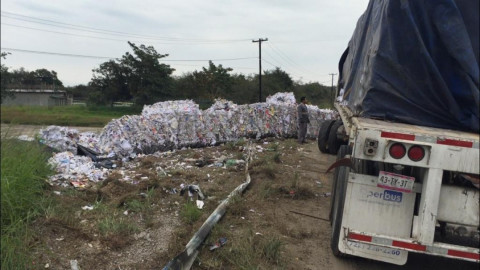 Vuelca tráiler en el distribuidor vial del puerto de Altamira