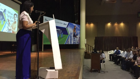 Imparten conferencia despertando sueños