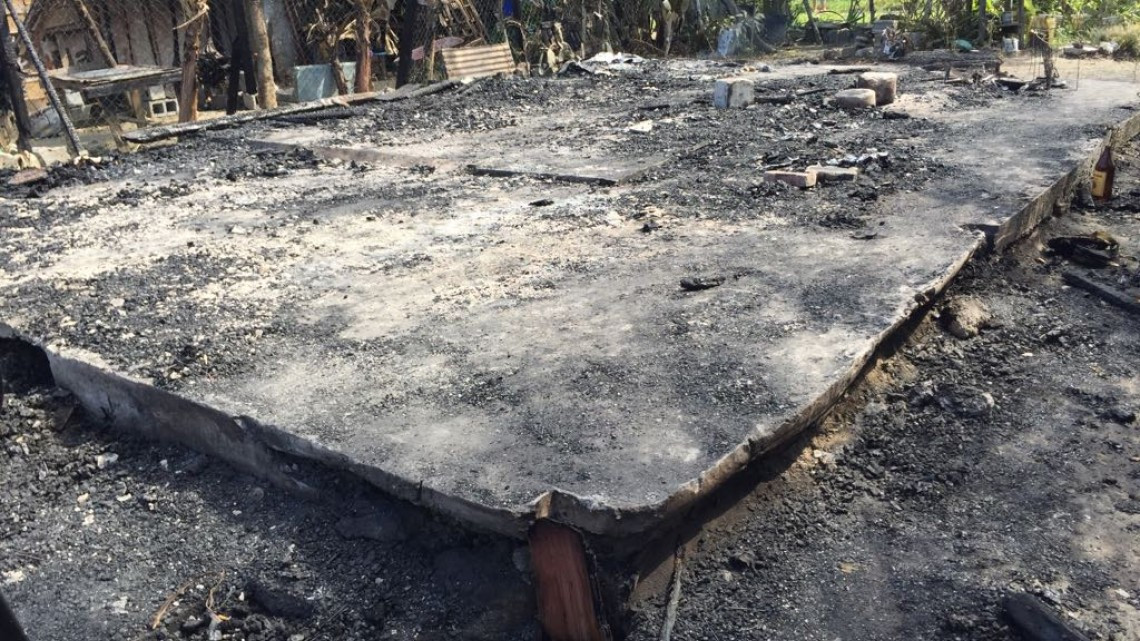 Voraz incendio arrasa con cinco casas