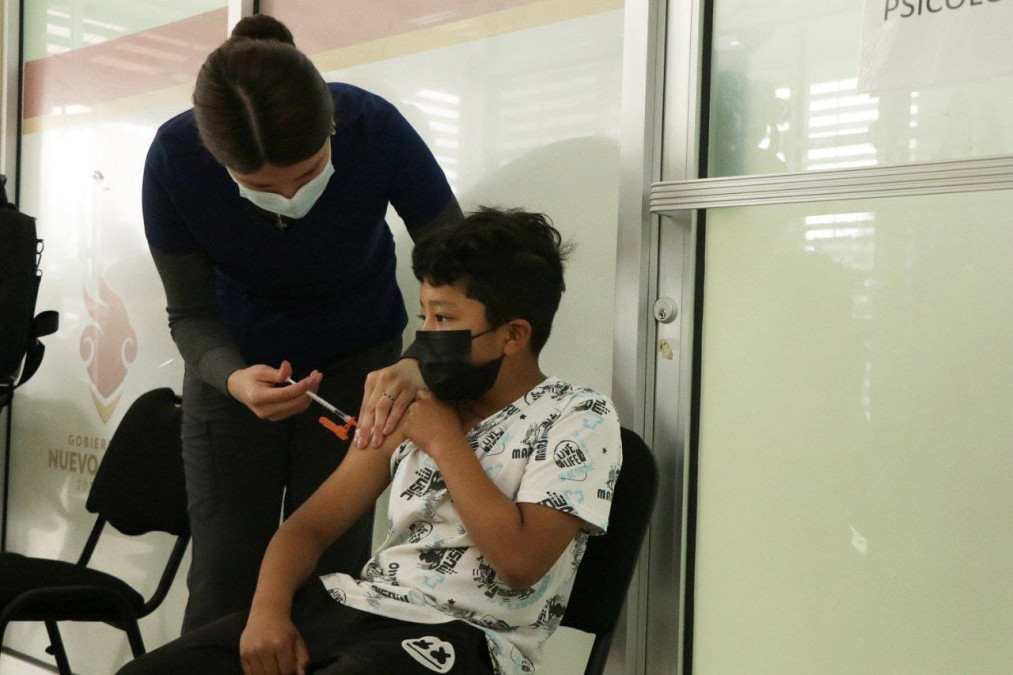 Acuden decenas de ciudadanos a vacunarse contra el COVID-19 en la Colonia Palmares 